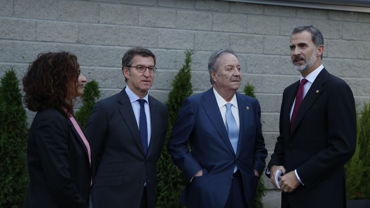 La ministra de Hacienda, el presidente de la Xunta, Santiago Rey Fernández-Latorre y el Rey, esperando la llegada de Rebelo de Sousa