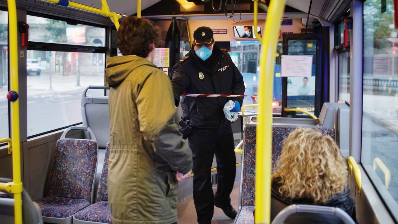 La Policía Nacional repartió mascarillas a pasajeros del transporte urbano