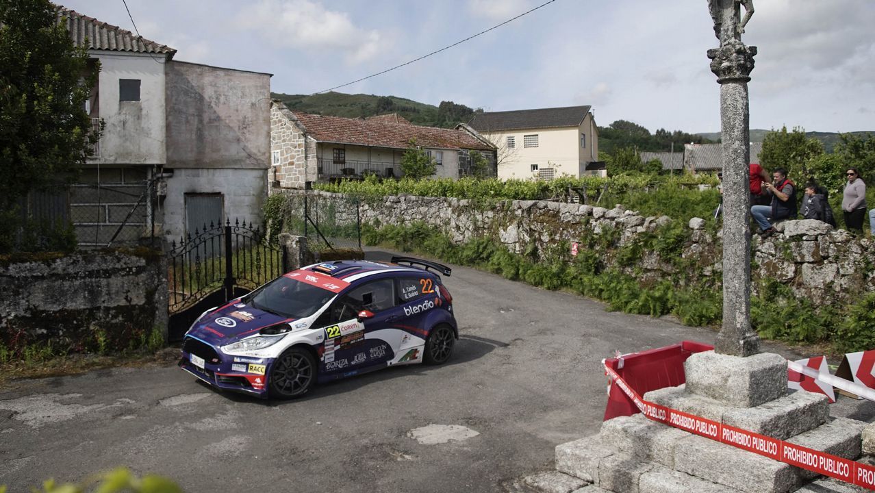 A todo gas en el pueblo de Barroso.La curva del Cruceiro fue un buen escenario para disfrutar del Rali de Ourense