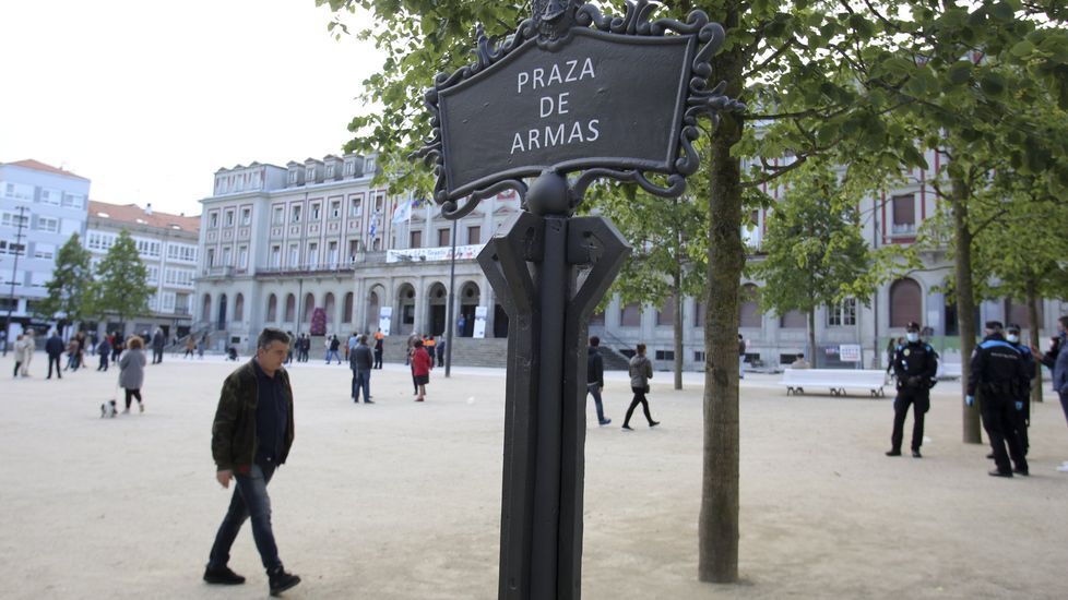 Letrero antiguo con el nombre de la plaza, instalado para su apertura
