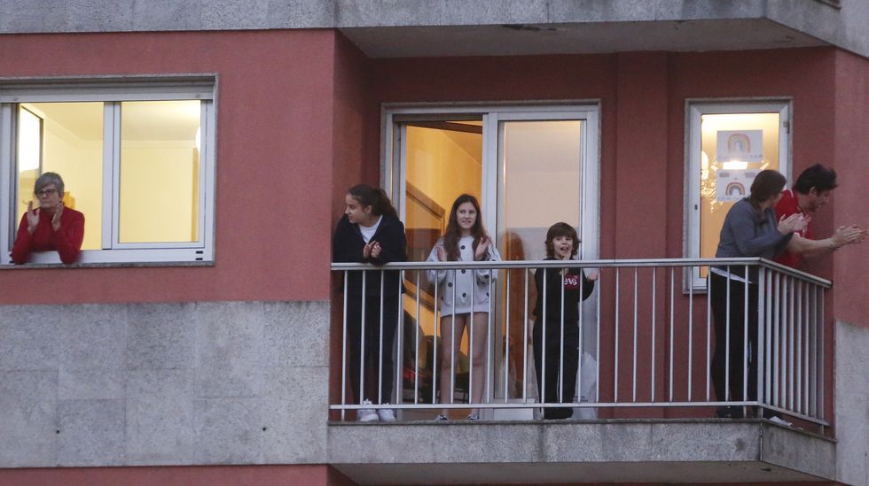 Aplausos a las ambulancias de los vecinos de San Antoniño