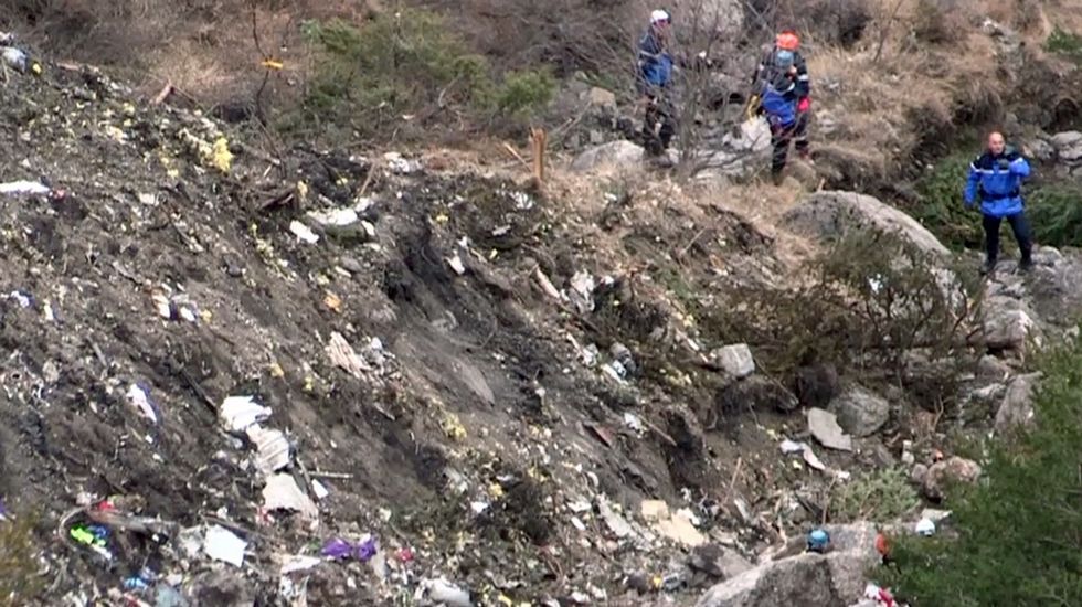 Aspecto de la zona donde se precipitó el Airbus A320, con los restos del avión desperdigados en un área muy amplia y de difícil acceso