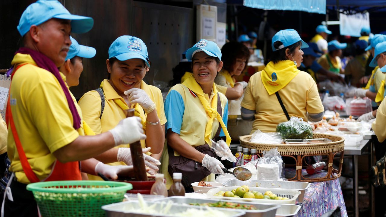 Voluntarios entregan comida gratis cerca de la cueva Tham Luang.