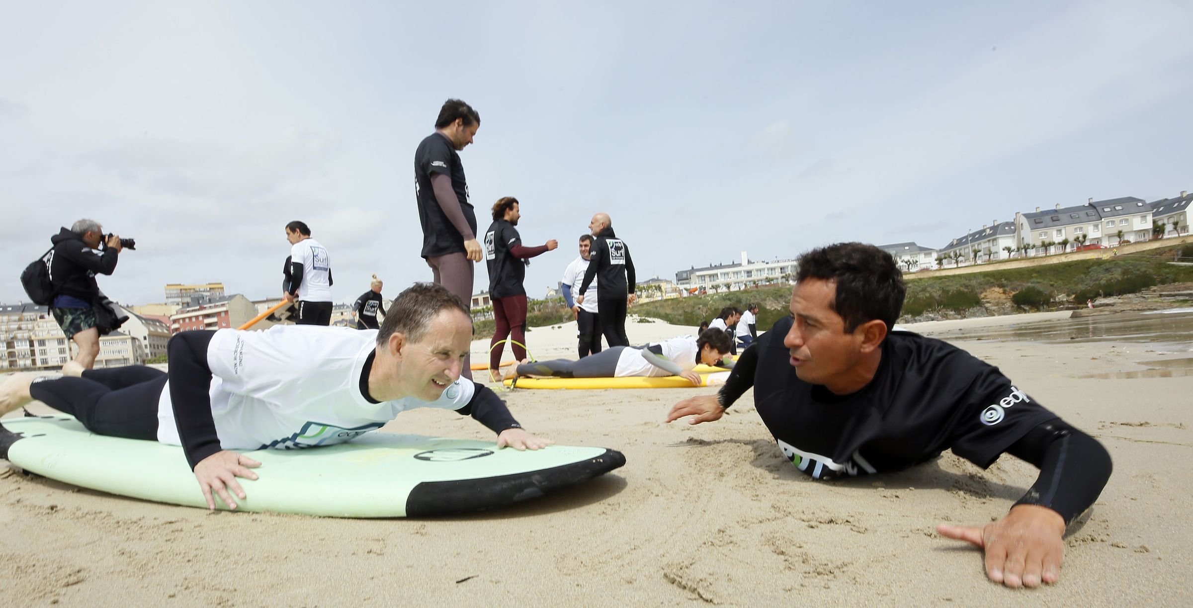 Alumnos y monitores de Van Surf School, nun curso ao que tam�n asisten discapacitados ps�quicos na praia de A Rapadoira en Foz. 16/05/2023