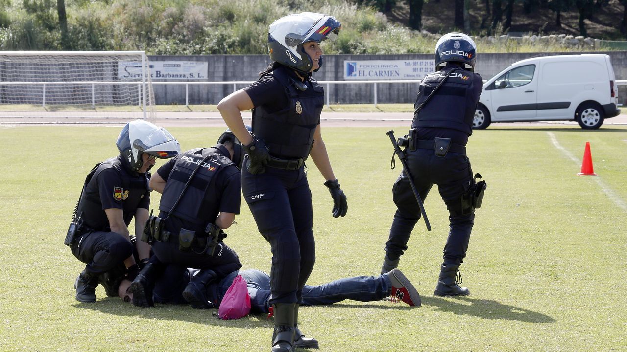 Exhibicion de la Policía Nacional para los escolares de Ribeira con helicoptero, caballería, perros de rastreo
