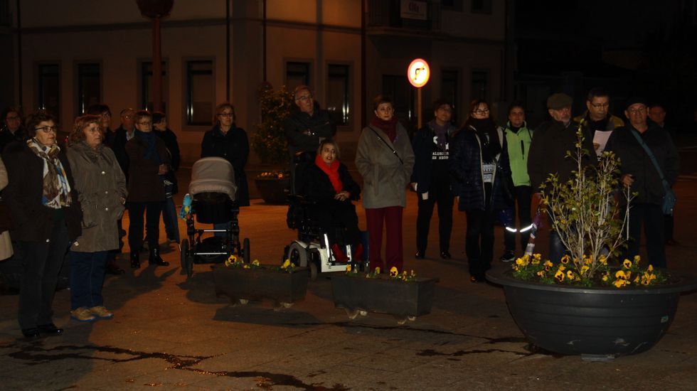 25n.La concentración en O Barco de Valdeorras incluyó una obra de teatro sobre la violencia de género a cargo de Gargallada