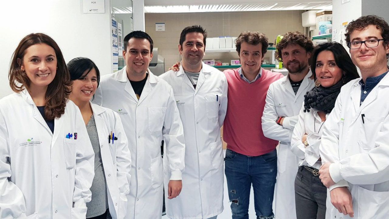 El investigador asturiano Pablo Menéndez, en el centro de la imagen, sin bata