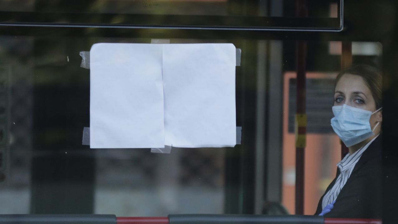 En A Coruña, como en otras ciudades, las Fuerzas y Cuerpos de seguridad estuvieron repartiendo mascarillas en el transporte público