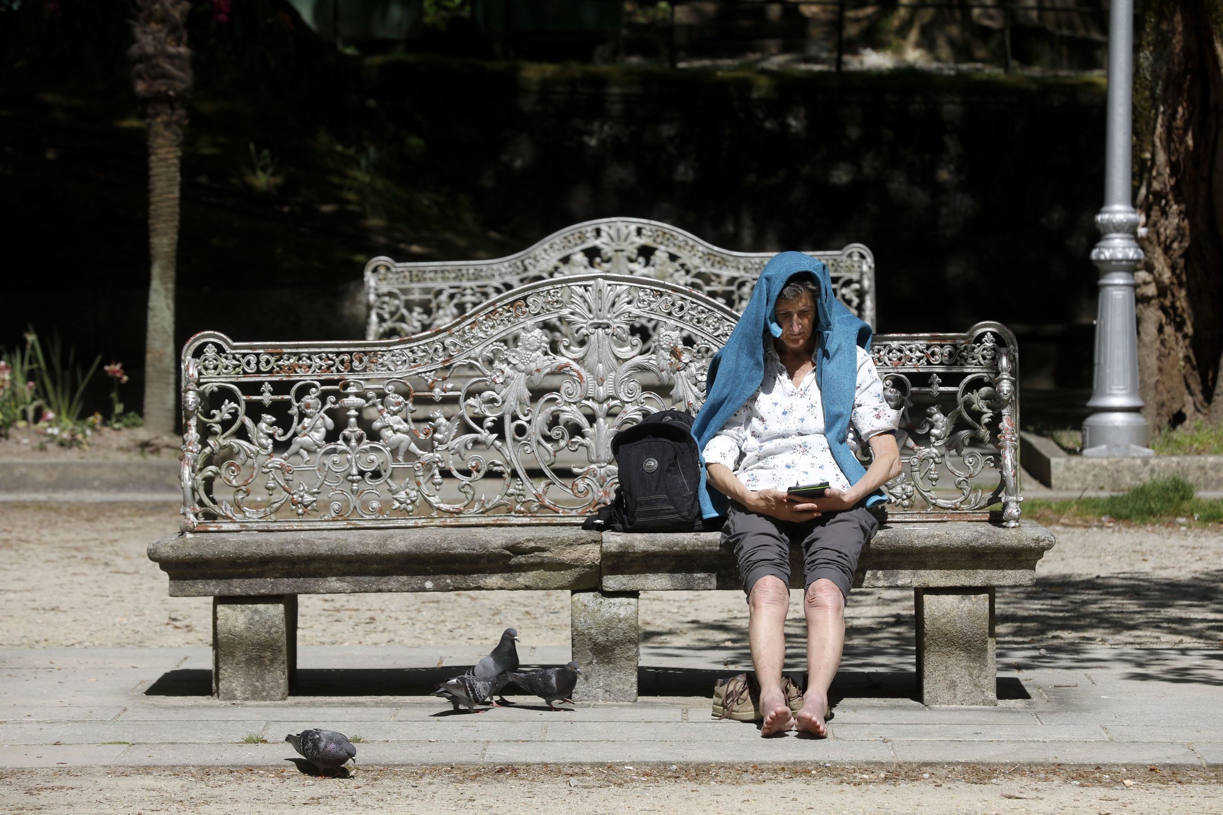 Unha muller disfruta dun d�a de calor na Alameda de santiago. 15/04/2024
