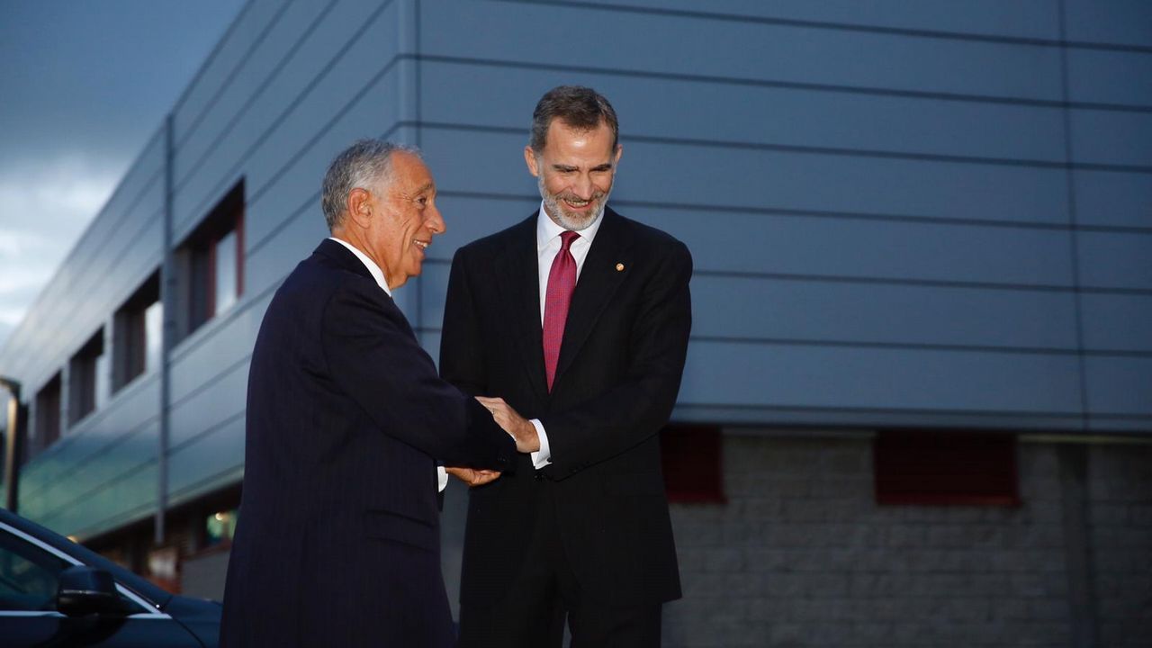 Felipe VI recibe a Rebelo de Sousa a su llegada al Museo Santiago Rey Fernández-Latorre