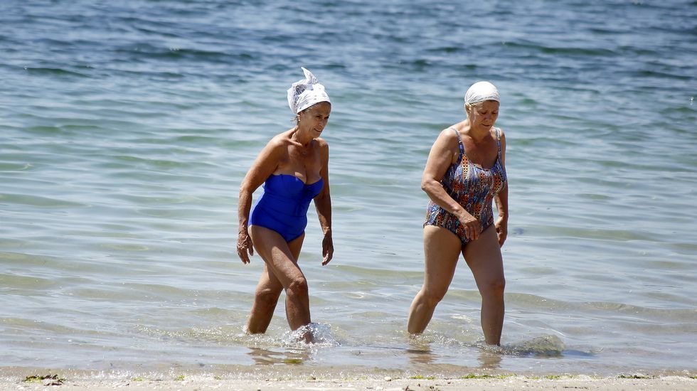 Dos bañistas en la playa de Barraña, en Boiro
