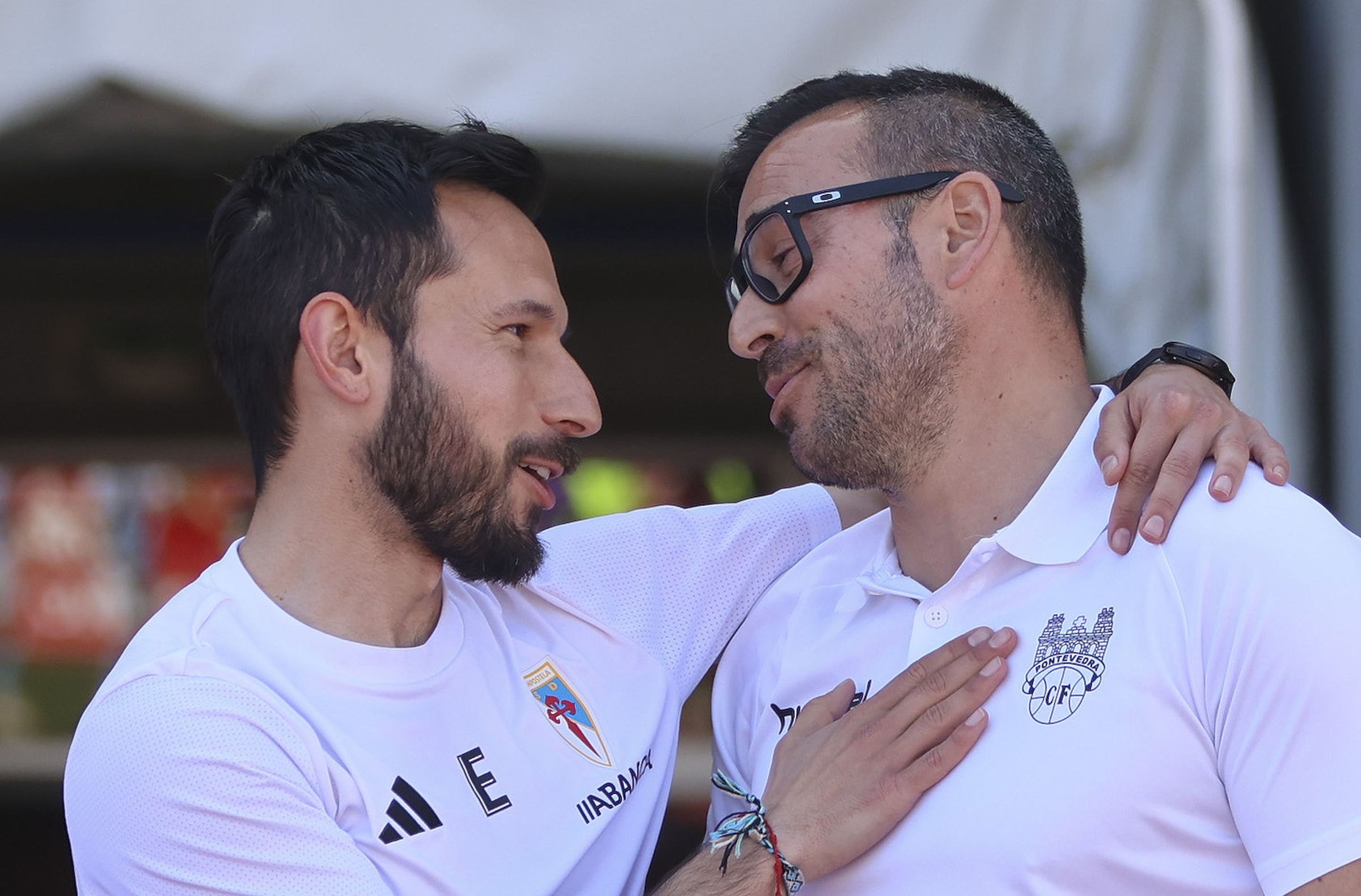 Os adestradores do SD Compostela, Ant�n Permuy e Yago Iglesias do Pontevedra, sa�danse afectuosamente antes do encontro en San l�zaro. 14/04/2024