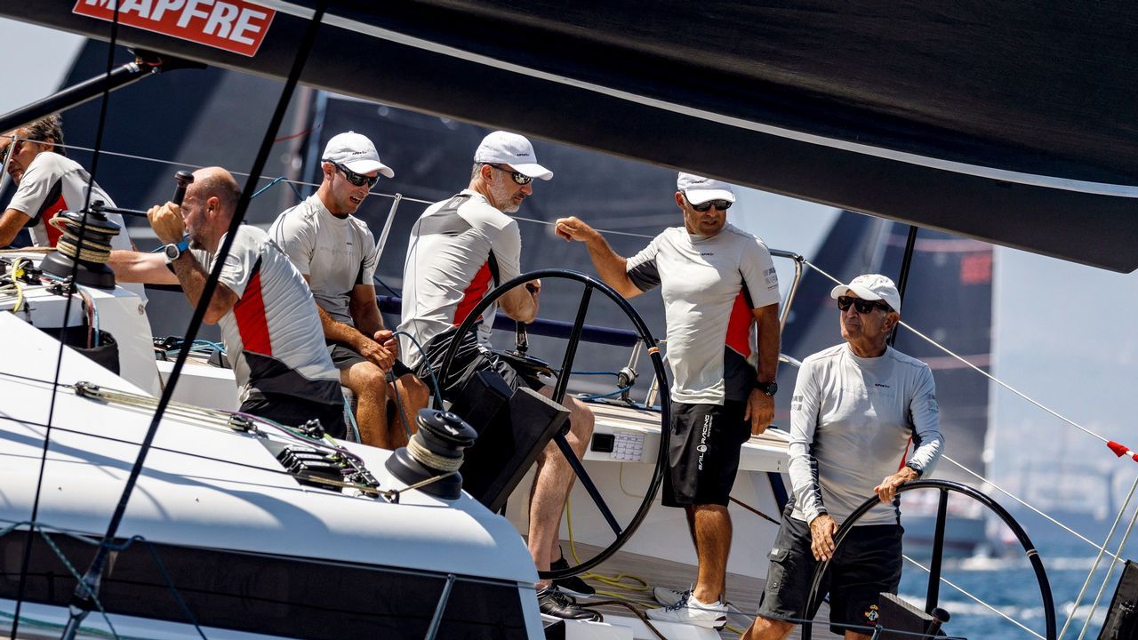 El rey Felipe, que estará al mando del Aifos 500, de la clase ClubSwan 50, llega al puerto acompañado del almirante Jaime Rodríguez Toubes