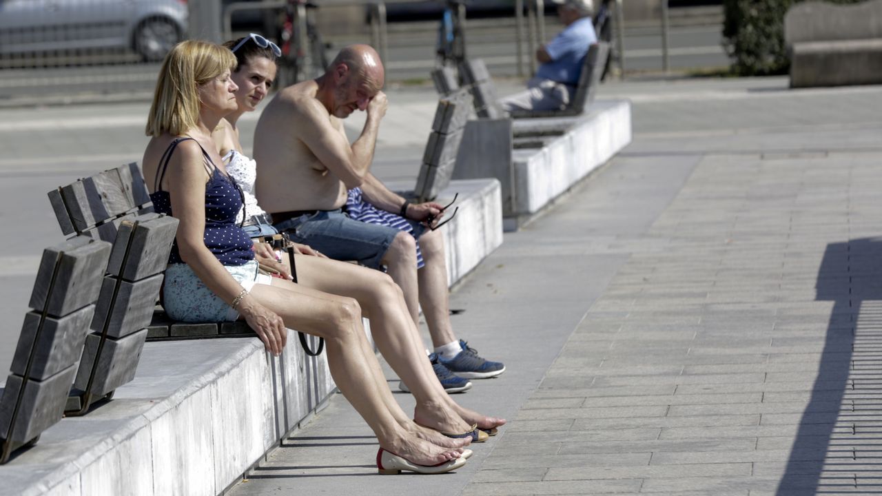Día de calor en el paseo de Riazor.