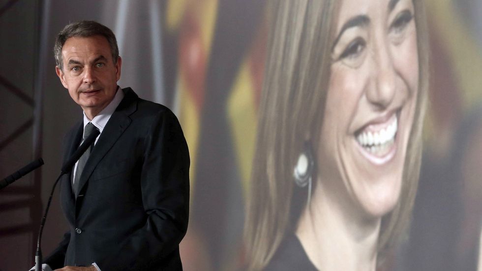 Mireia Chacón y Xavier Tápia, hermana y cuñado de Chacón, han cerrado el acto de homenaje del PSC a la socialista.