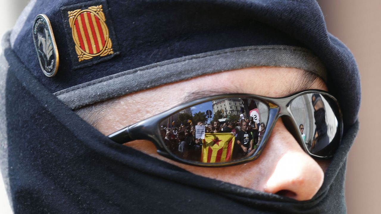 .Reflejo en las gafas de un agente de una de las protesta por las detenciones y registros contra la organización del referendum catalán