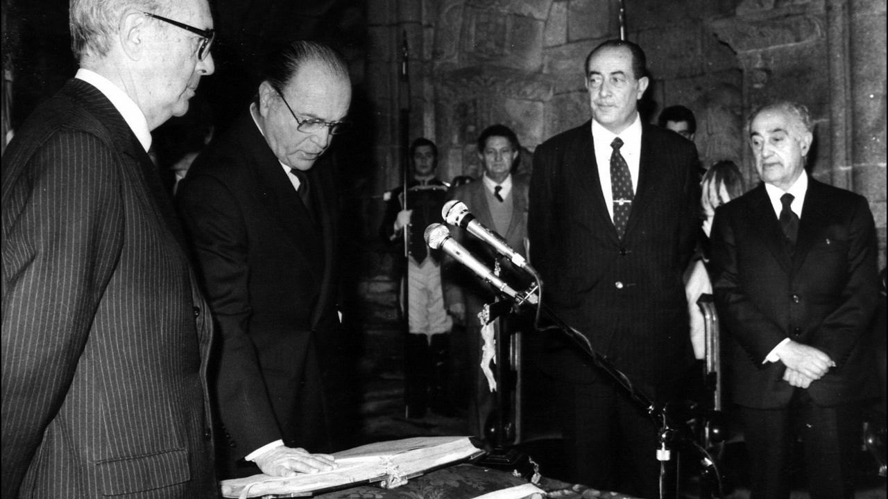 Gerardo Fernandez Albor jurando su cargo como nuevo presidente de la Xunta de Galicia el 21 de enero de 1982