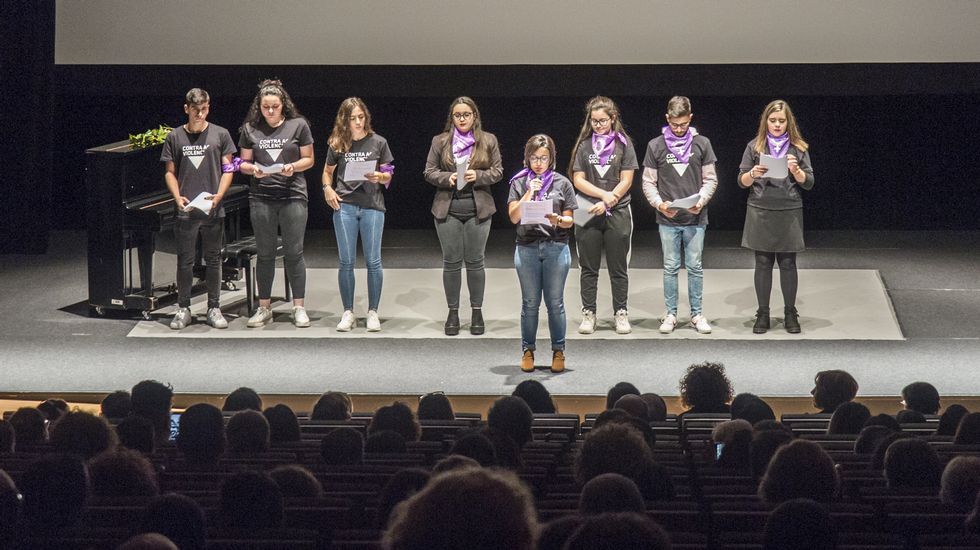 25n.En Verín, más de 400 personas asistieron a la gala celebrada en el auditorio
