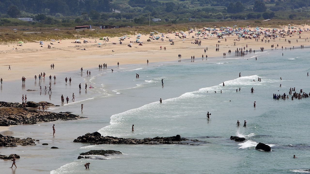 Bañistas en la playa de A Lanzada