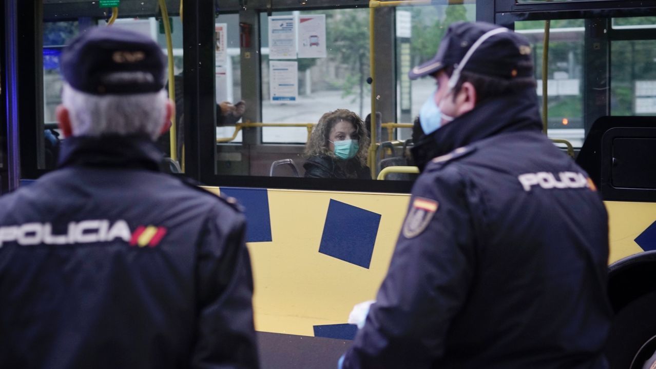 La Policía Nacional repartió mascarillas en la Alameda de Ourense