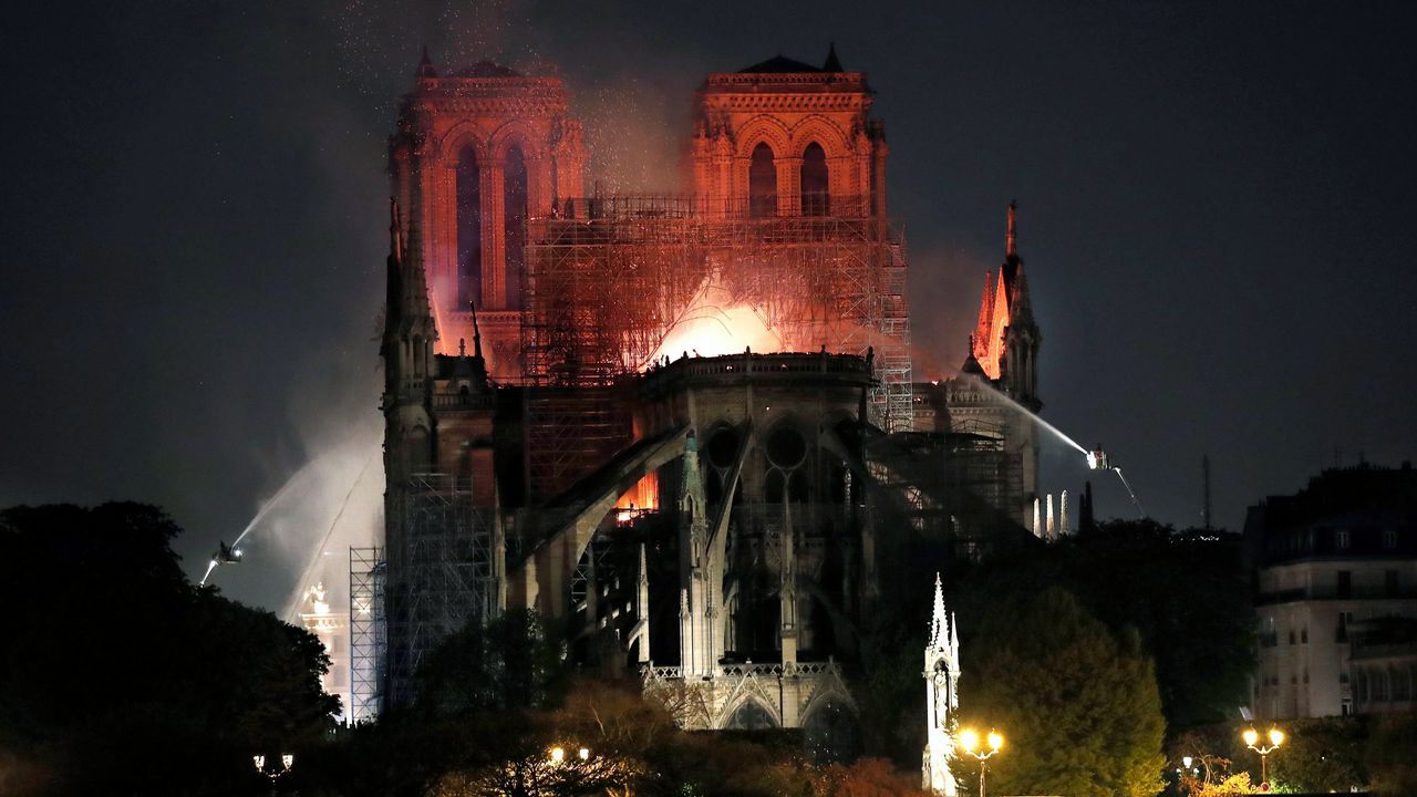 Unos bomberos dentro de la Catedral de Notre Dame