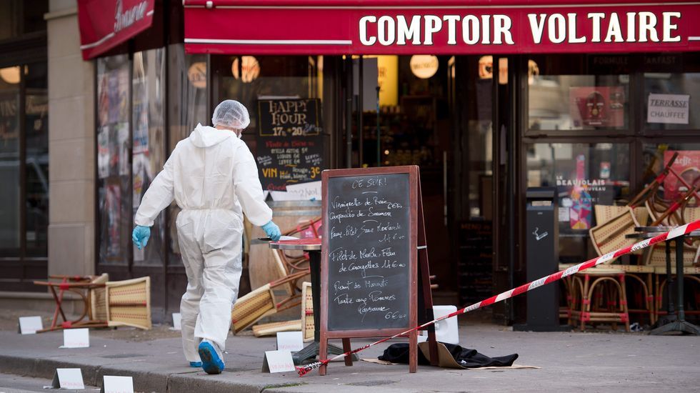 Abrigos abandonados en la calle al lado del Comptoir Voltaire cafe
