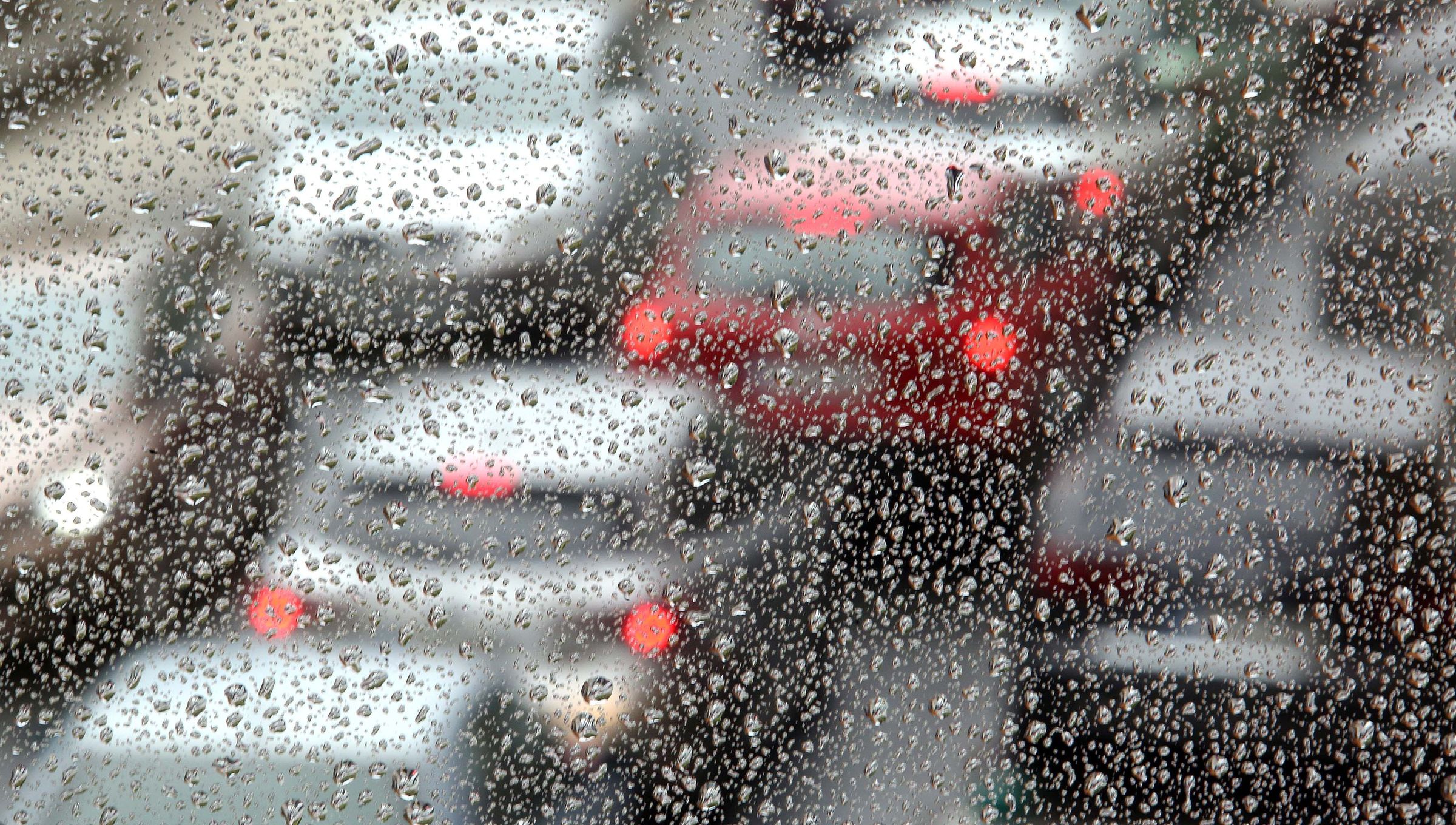 Atasco de trfico nunha ma de choiva en Vilagarca. 04/05/2024