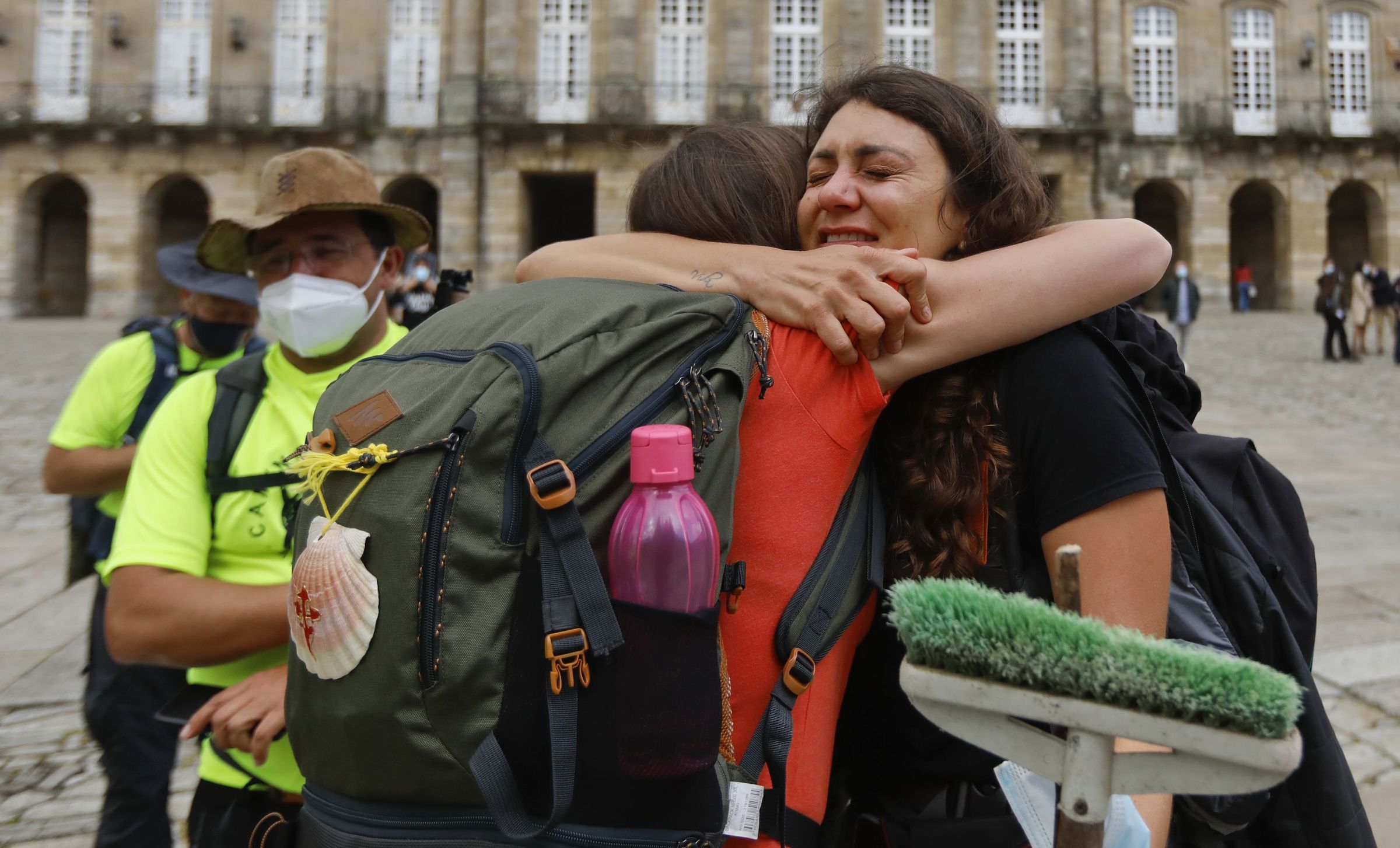 Regresan os abrazos � Obradoiro. Chegada de peregrinos portugueses. 24/05/2021