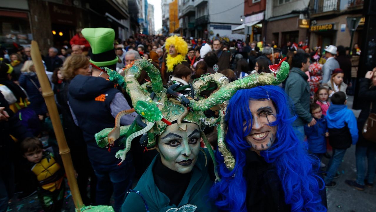 Desfile del entroido de A Coru�a 2019.En el centro, la ganadora del concurso, Mar�a del Carmen L�pez Ruiz, nacida en Sada y residente en A Pasaxe, acompa�ada de la segunda clasificada, Manuela Pati�o, de Porto do Son (a la derecha), y la tercera, Mar�a Luisa Pombo, de Uxes (a la izquierda)