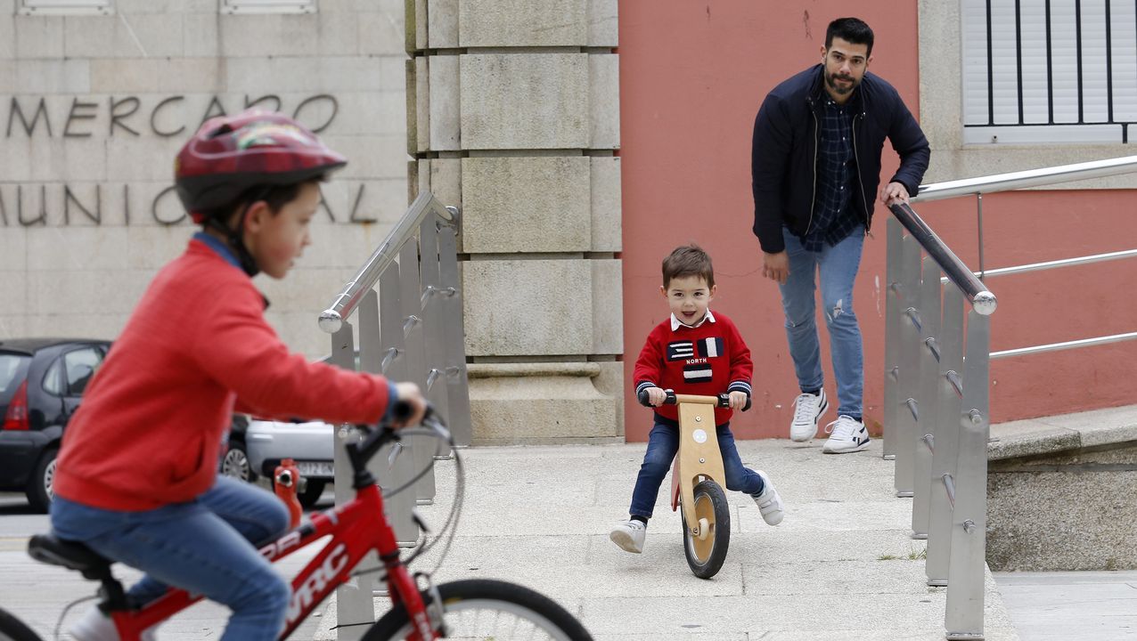 El primer paseo de los niños de Barbanza, en imágenes.Una pequeña juega con su moto en A Pobra