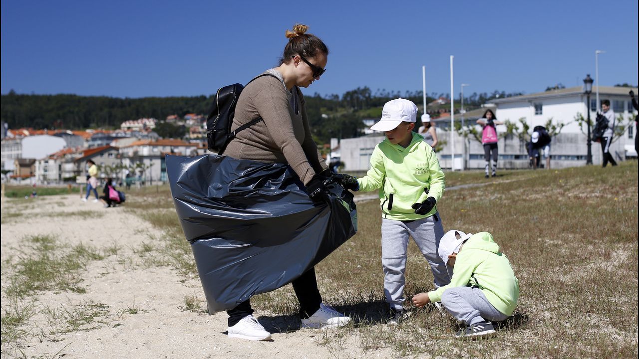 Limpieza multitudinaria de alumnos del Centro Británico que también se realizará en otros cinco arenales del norte de España EN LA PLAYA DE COROSO