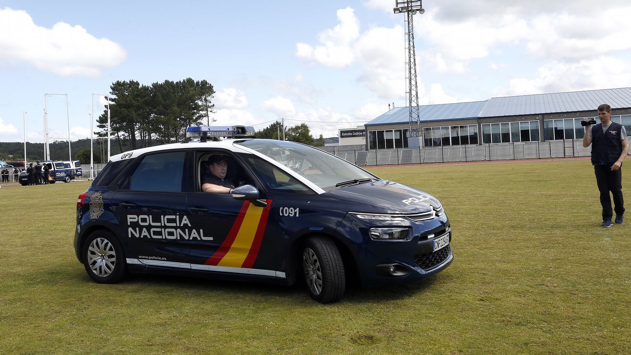 Exhibicion de la Policía Nacional para los escolares de Ribeira con helicoptero, caballería, perros de rastreo
