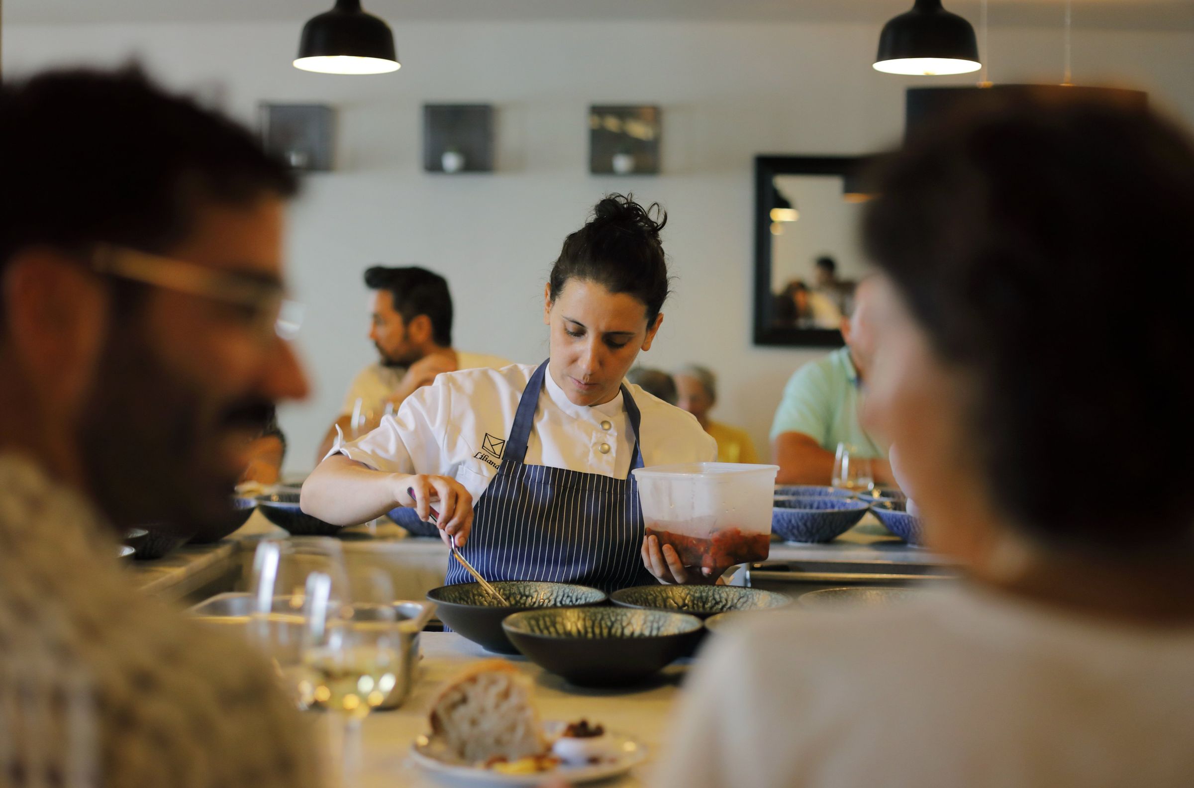 La chef Liliana Abreu, en un momento del servicio 