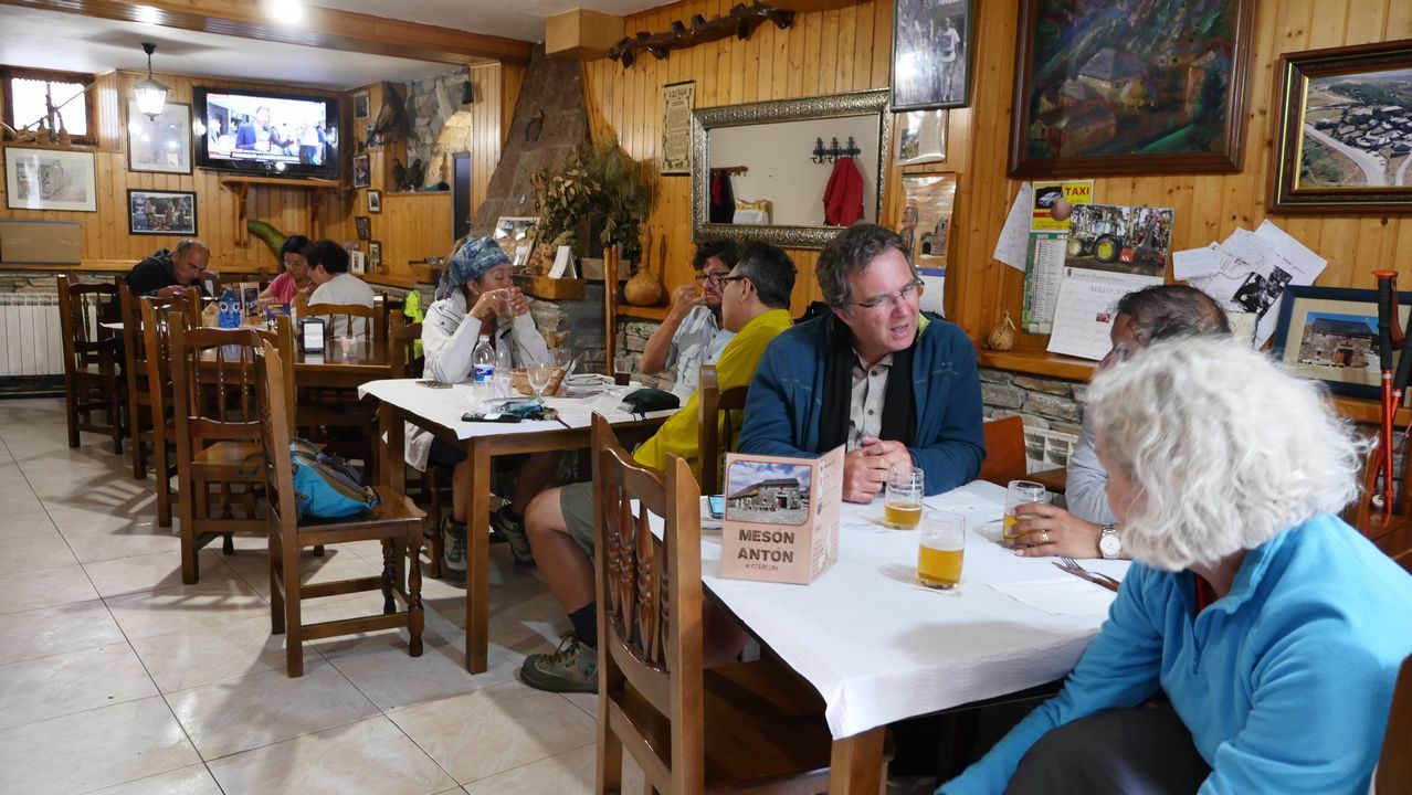 Toca reponer fuerzas y celebrar que estamos más cerca de Santiago. ¿Lo primero que comemos en O Cebreiro? Una ración de empanada