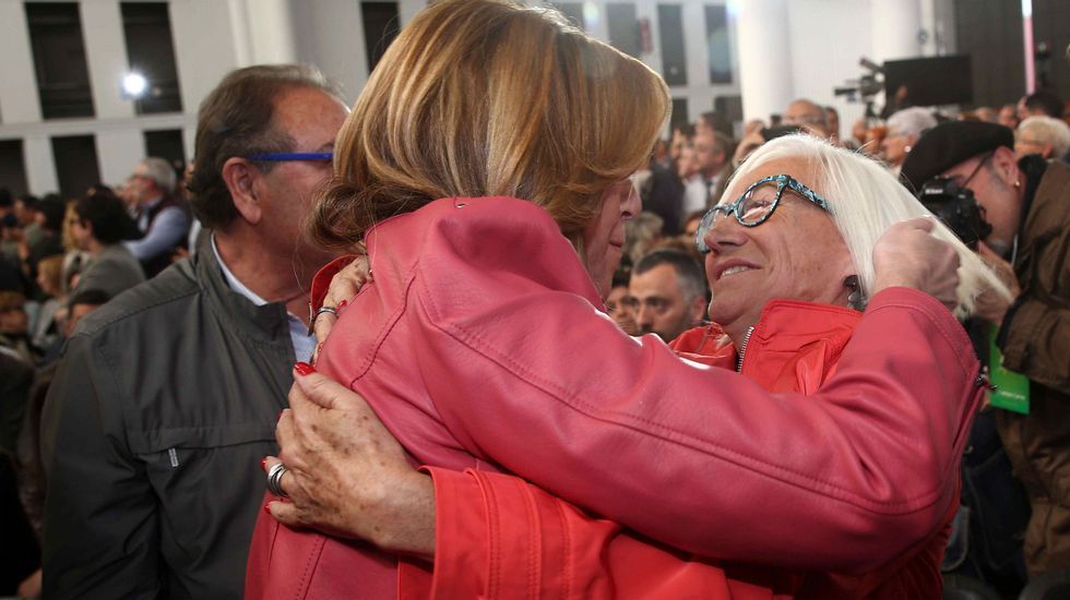 Mireia Chacón y Xavier Tápia, hermana y cuñado de Chacón, han cerrado el acto de homenaje del PSC a la socialista.