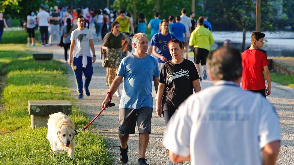 Miles de personas salen a pasear en Pontevedra en el segundo día de la desecalada