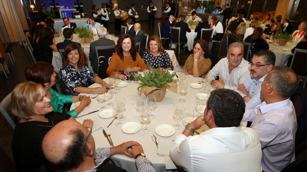 Homenaje al inspector jefe José Antonio Rilo en la cena benéfica de Renacer