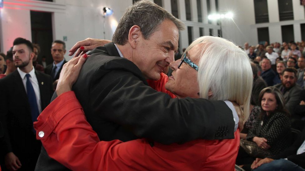 Mireia Chacón y Xavier Tápia, hermana y cuñado de Chacón, han cerrado el acto de homenaje del PSC a la socialista.
