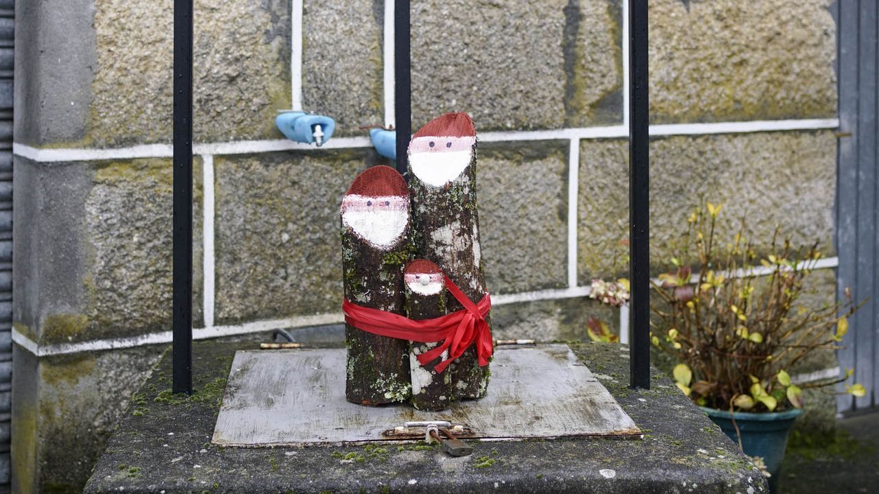 adornos reivindicativos.En Neboeiro decoraron el pueblo con motivos naturales y reivindican una mejor conexión a Internet