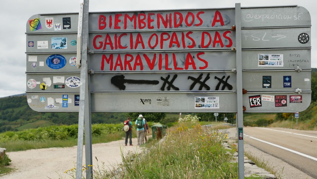 Señal pintada en el Alto de San Roque, en O Cebreiro
