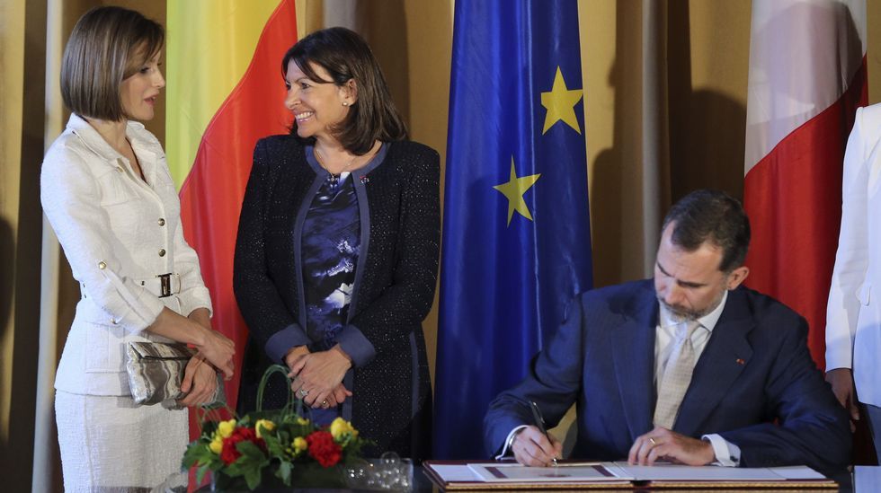 Otra imagen de Anne Hidalgo junto a los reyes.
