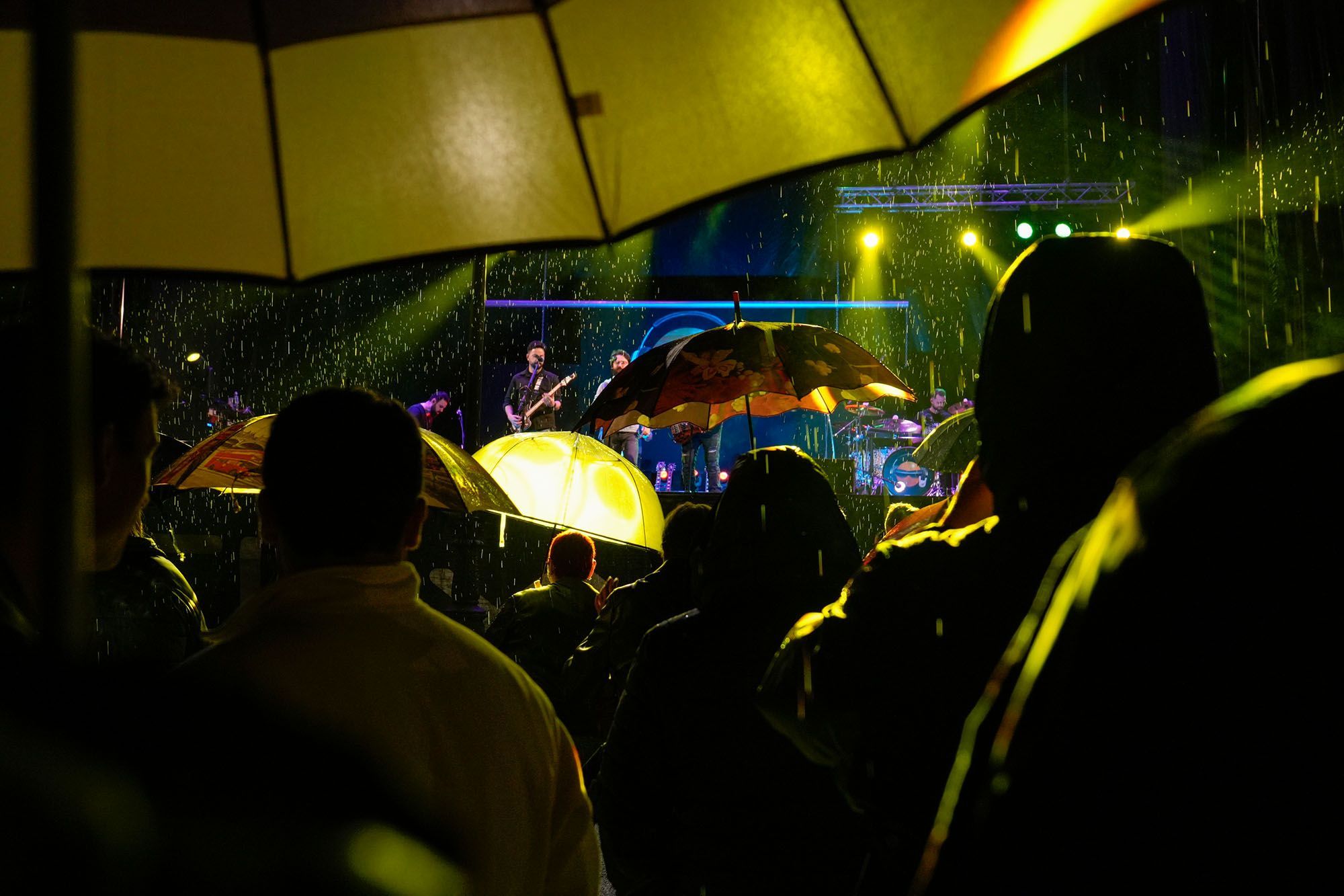 Actuacin nunha noite de choiva da orquestra Claxxon. 03/05/2025