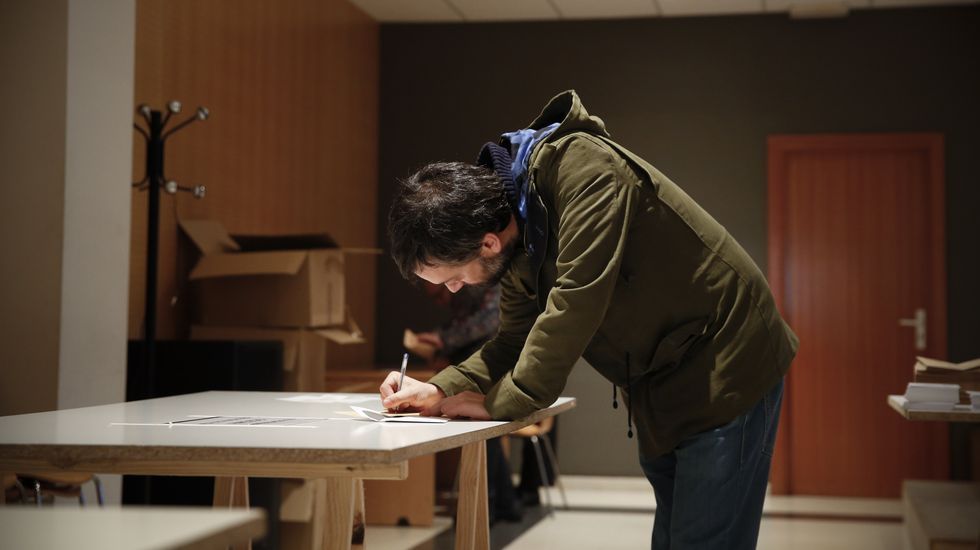 El alcalde de A Coruña, Xulio Ferreiro, vota en la mesa electoral del centro cívico de San Diego