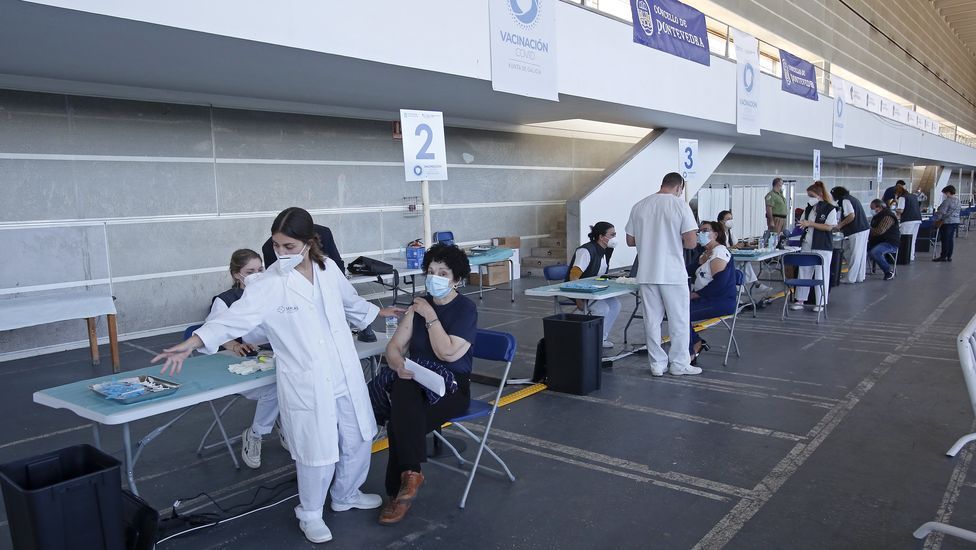 Vacunación masiva contra el Covid-19 con AstraZeneca para personas entre 60 y 65 años en el recinto ferial de Pontevedra