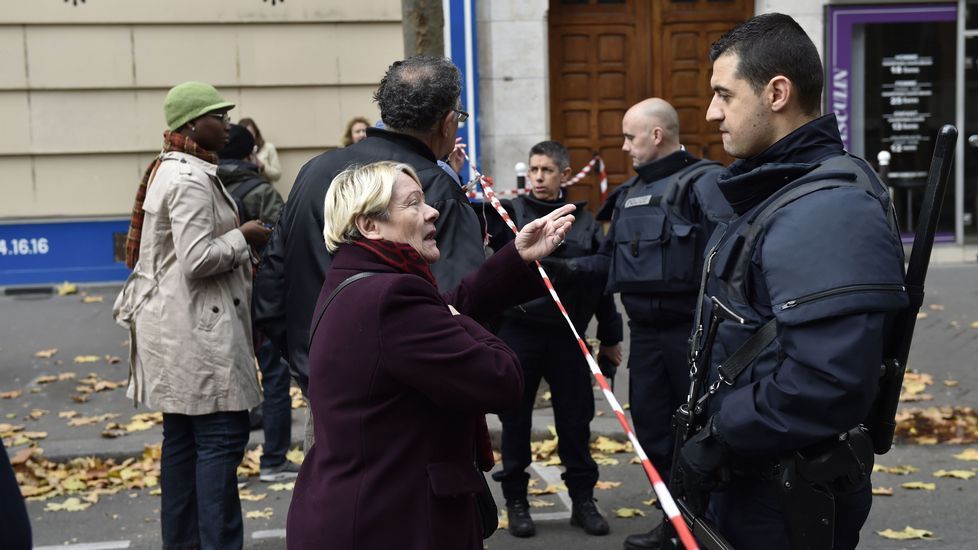 Abrigos abandonados en la calle al lado del Comptoir Voltaire cafe