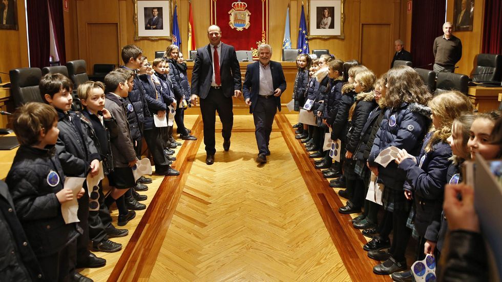 Paz Ourense .Los alumnos del colegio Miraflores celebraron el Día de la Paz en el salón de plenos del Pazo Provincial