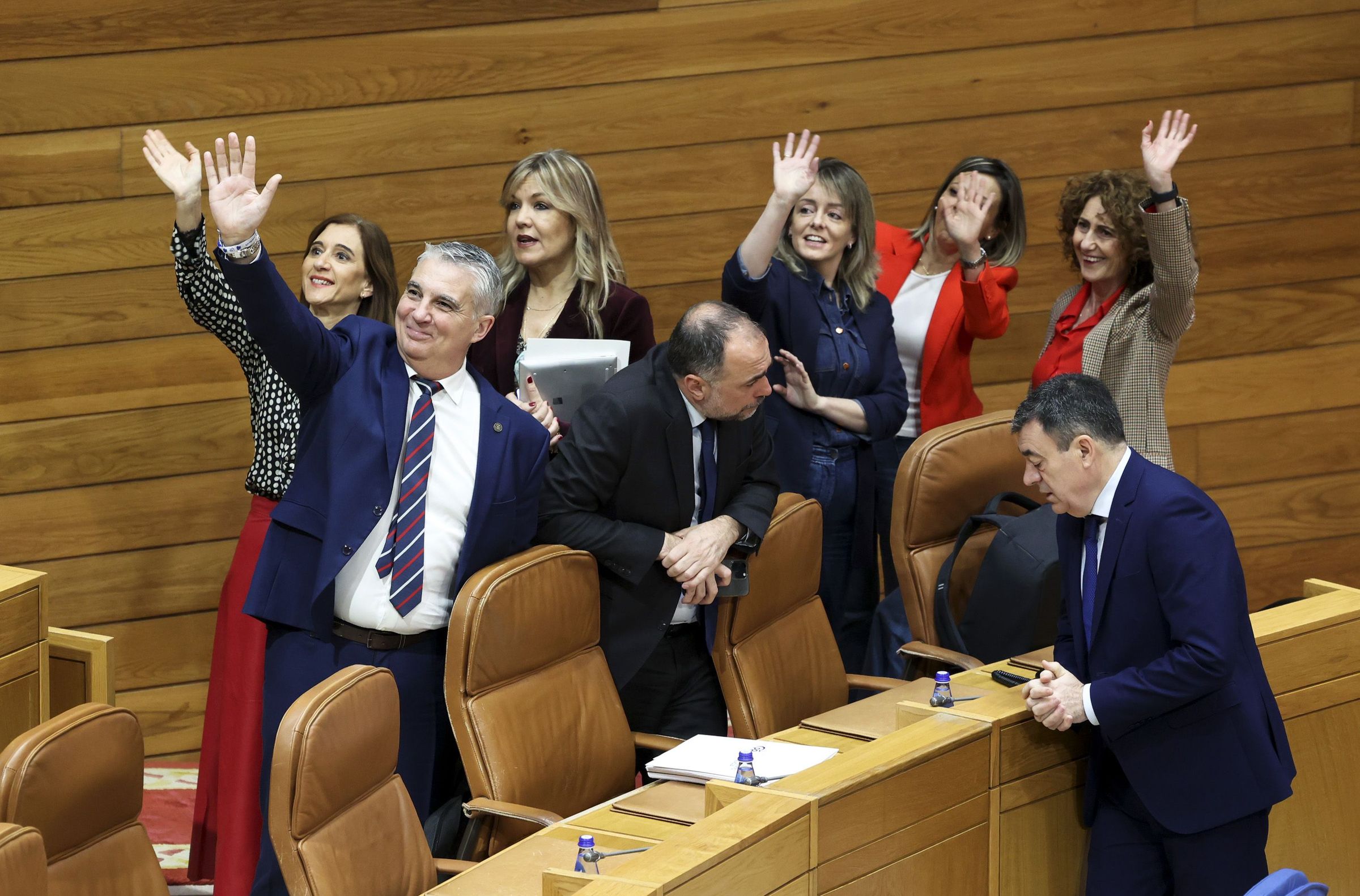 Deputados do PP sa�dan a alcaldes do seu partido que asisten ao pleno dende a tribuna de convidados. 26/03/2025