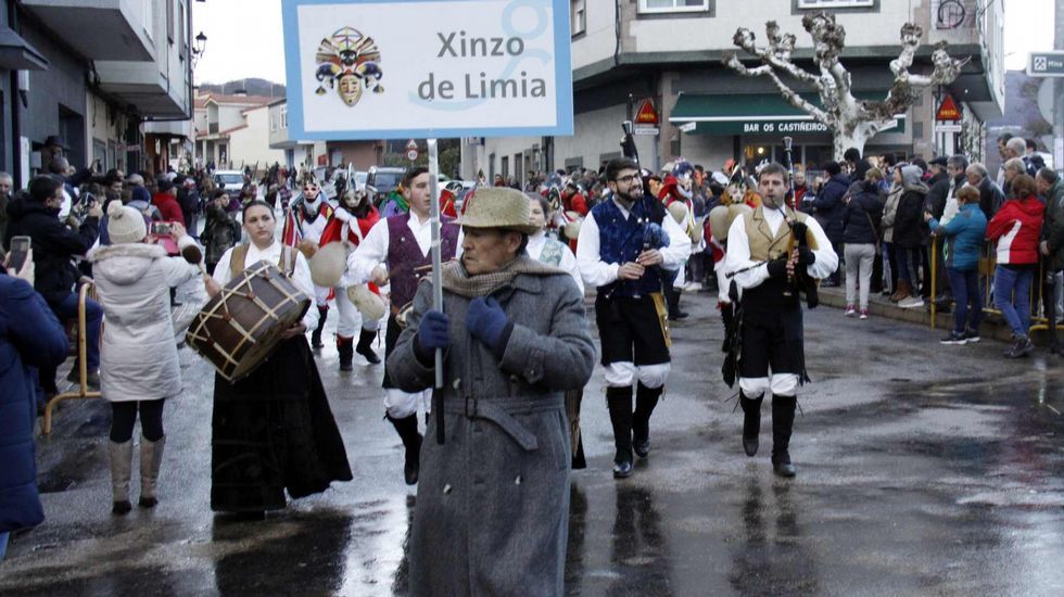 Mascarada ibérica.Cerca de 40 grupos y 800 personas participaron en la mascarada ibérica de Viana do Bolo