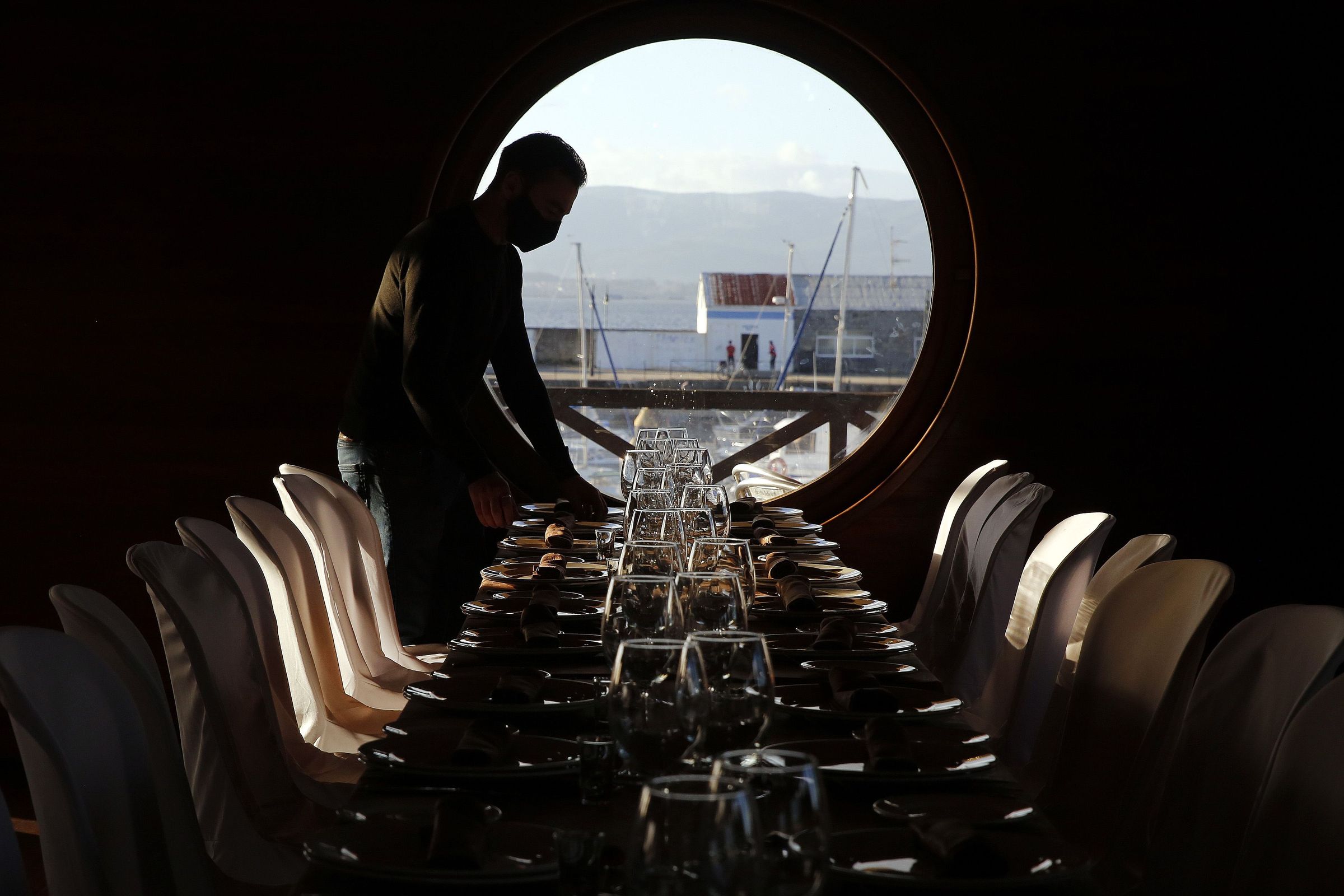 Un traballador da hostaler�a prepara unha mesa para unha cea no restaurante A Batea, Vilagarc�a. 5/11/2021