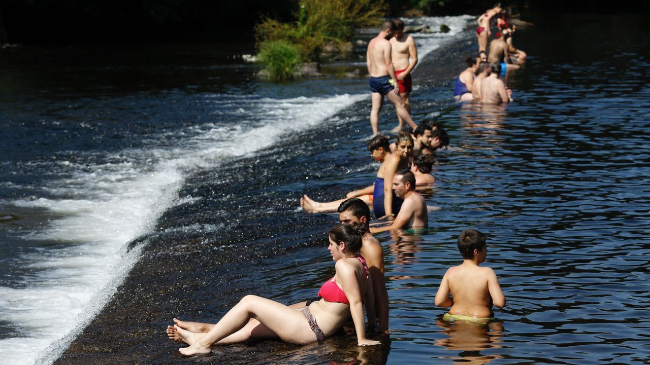 Bañistas en la playa fluvial de Tapia
